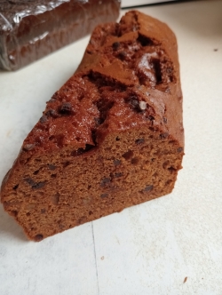 Babka orzechowa z kawałkami czekolady